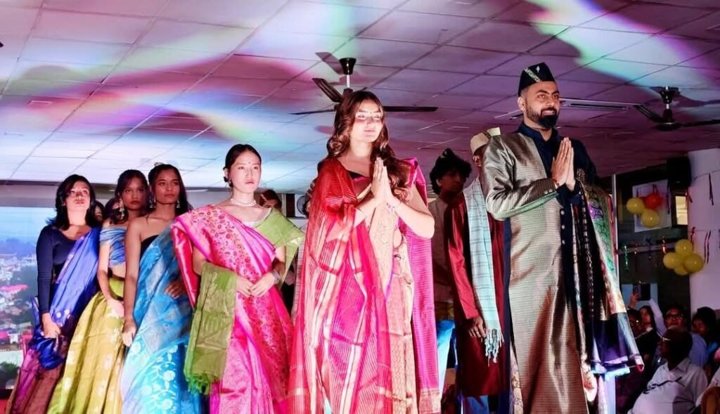 रेशम फेडरेशन के परिधानों में  फैशन का जलवा