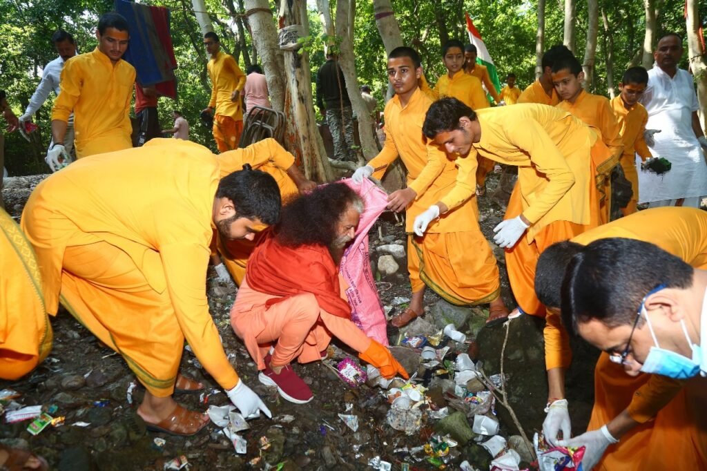 अंतरराष्ट्रीय प्लास्टिक बैग मुक्त दिवस पर परमार्थ में अभियान