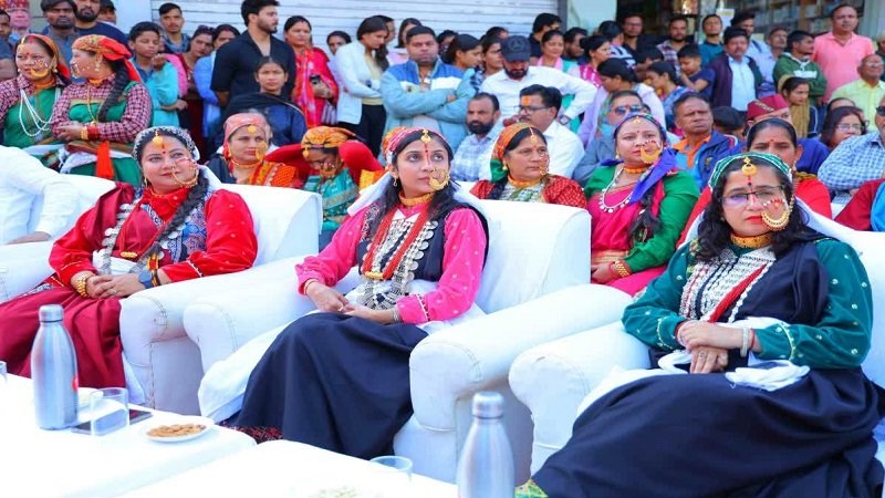 Uttarakhand Culture : पौड़ी डीएम का दिखा अलग अंदाज, पारंपरिक लुक में आईं नजर, खींचा सबका ध्यान Uttarakhand Culture