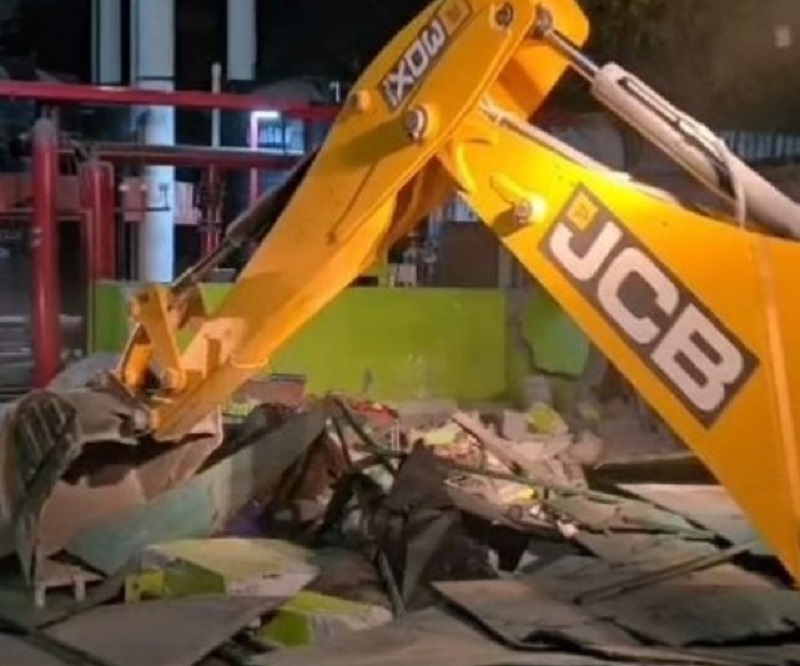 DehradunBulldozerAction : आधी रात अवैध मजार पर चला बुलडोज़र , देहरादून में सरकारी जमीन से हटाया गया अतिक्रमण DehradunBulldozerAction