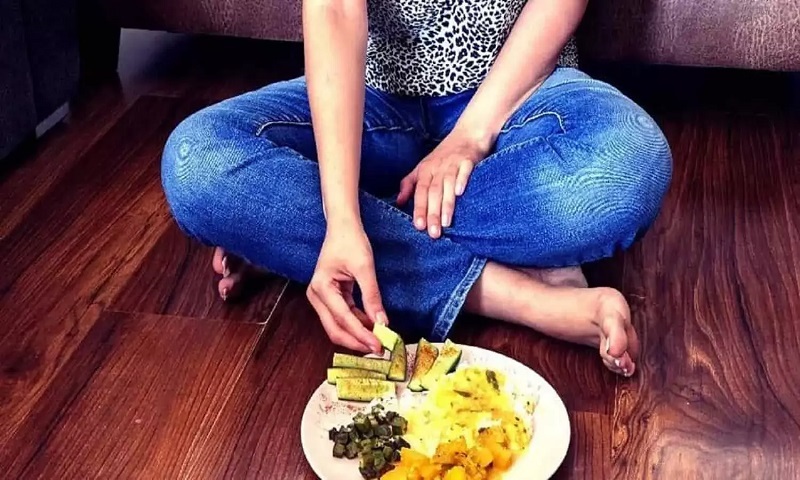 HealthTips : जमीन पर बैठकर खाएं खाना – पढ़िए फायदे HealthTips