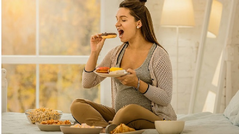 PregnancyMyth : प्रेग्नेंसी में “दो लोगों का खाना” सिर्फ एक भरम PregnancyMyth