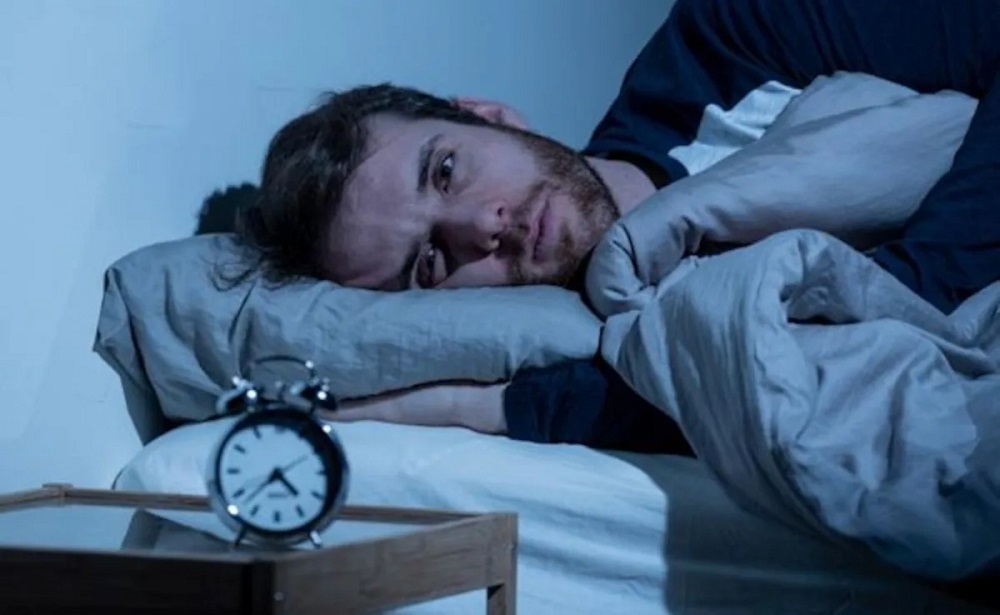 RaatMeNindTootna : रात में नींद टूटना किस बीमारी का संकेत है ? RaatMeNindTootna