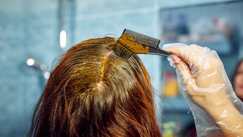 Haircolorhealthrisks : बालों में लगातार कलर लगाने वाले हो जाएं सावधान! Haircolorhealthrisks