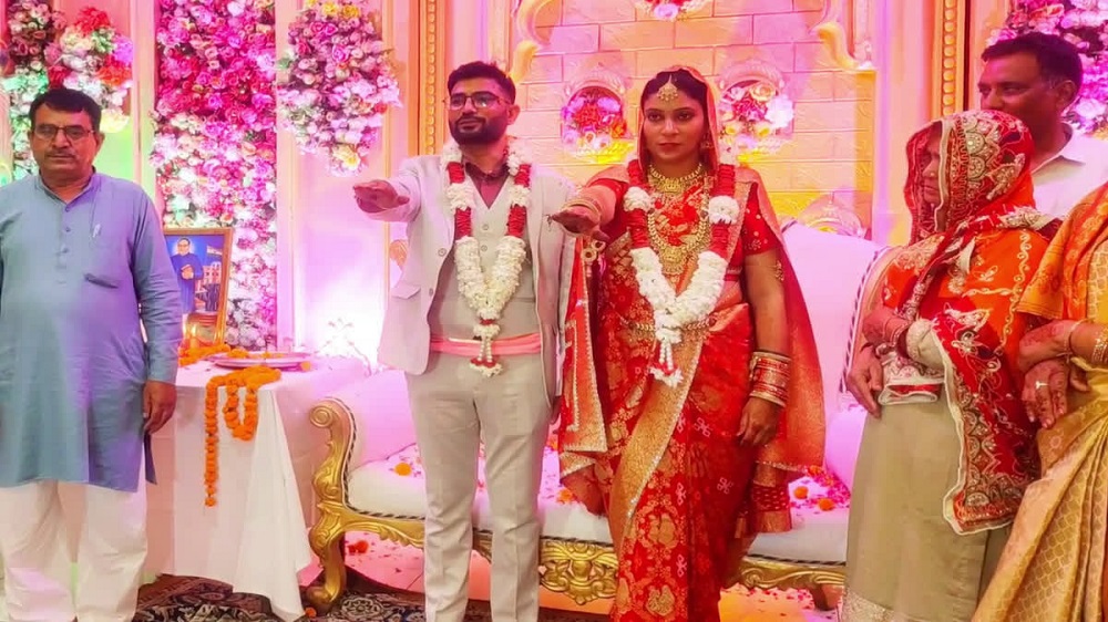 UniqueWedding : अनोखी शादी – दूल्हा दुल्हन ने एक-दूसरे को दी ‘कलम’ UniqueWedding