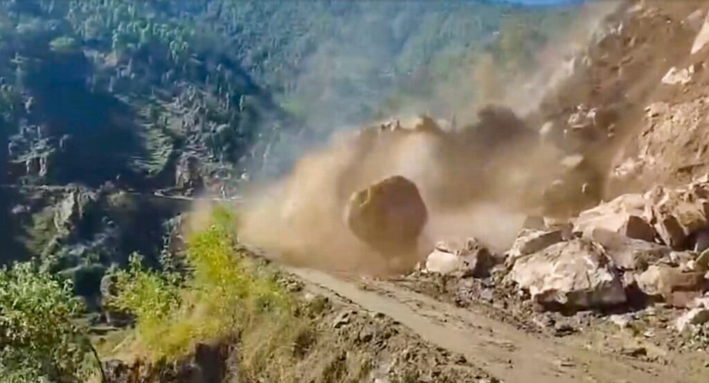 UttarakhandFloods : उफान पर नदियां, भारी बारिश से लैंडस्लाइड से सड़कों पर तबाही! UttarakhandFloods