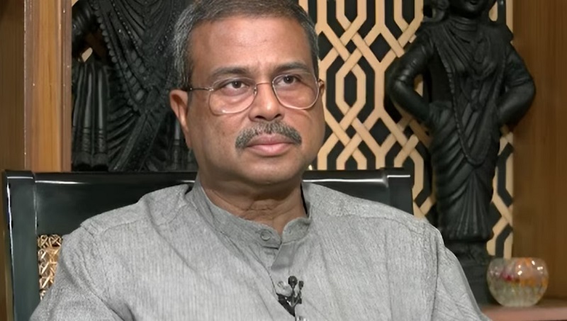 DharmendraPradhanResigns : जंतर-मंतर पर जश्न का माहौल, धर्मेंद्र प्रधान के इस्तीफे के बाद झूमे छात्र DharmendraPradhanResigns