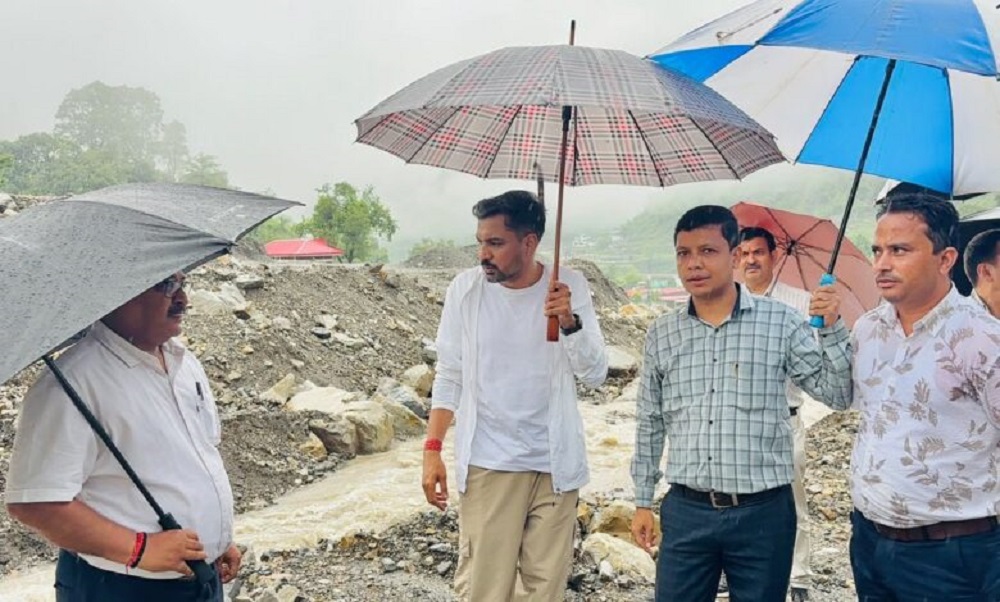 DehradunDistrictMagistrate : कार्लीगाढ़, सहस्रधारा और सपेरा बस्ती का लिया जायजा, DM ने दिए सुरक्षा के सख्त निर्देश DehradunDistrictMagistrate