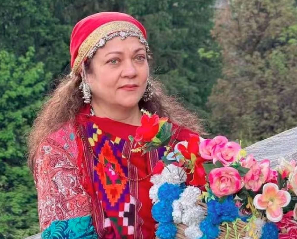HimachaliLook : पहाड़ों के बीच फिर दिखा मंदाकिनी का खूबसूरत अंदाज, हिमाचली पहनावे में आईं नजर HimachaliLook