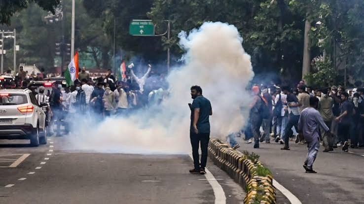 TearGasRemedy : क्या आंखों पर नमक लगाने से खत्म होता है आंसू गैस का असर? जानिए जंतर-मंतर के छात्रों का दावा और सच! TearGasRemedy