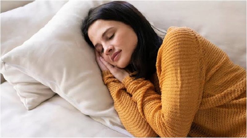 WomensHealth : महिलाओं के लिए कितनी नींद है जरूरी? कम सोने से बिगड़ सकता है हार्मोन्स का पूरा संतुलन! WomensHealth