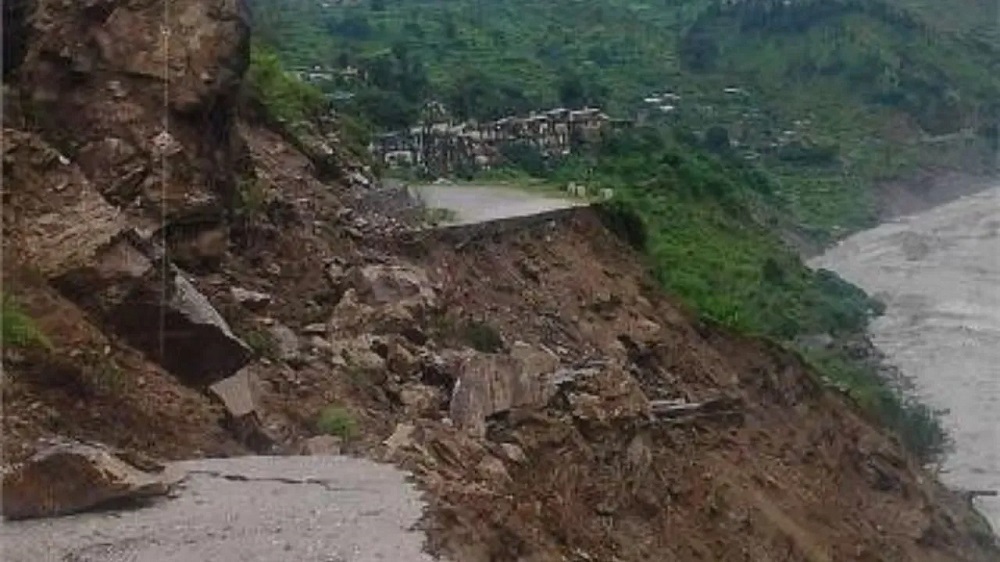 LandslideUttarakhand : बारिश से पिंडरघाटी में सड़कें बंद मलबे में फंसे 50 से अधिक वाहन LandslideUttarakhand