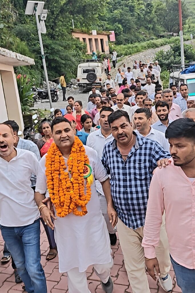 BhimtalNews : ग्रामीणों के किया मंत्री कैड़ा का ढ़ोल नगाड़ो व फूल मालाओ से भव्य स्वागत BhimtalNews