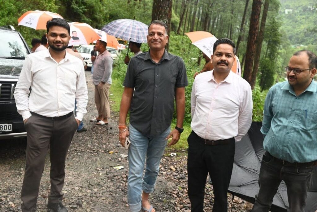 CDOArvindPandey ; हवाई चप्पल में ही आपदा पीड़ितों के बीच पहुंचे सीडीओ अरविन्द पांडे CDOArvindPandey